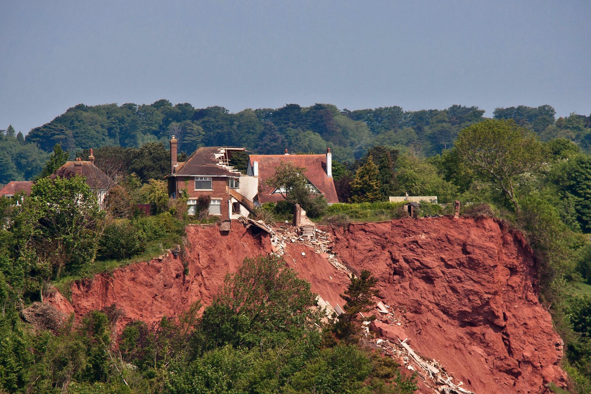  The clifftop house that fell into the sea © Mark Robinson Flickr cc