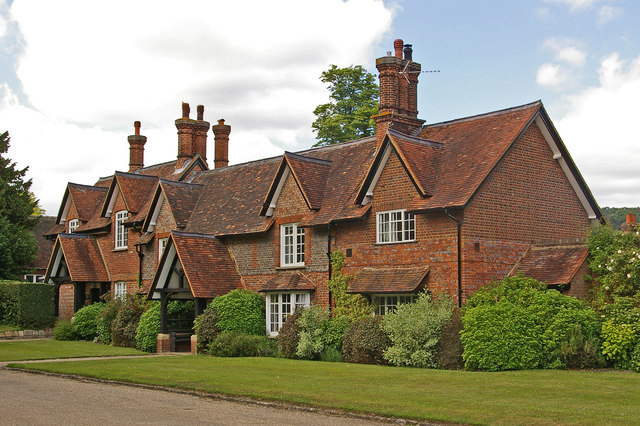 Estate cottages at Chevening © Ian Capper, Geograph CCL