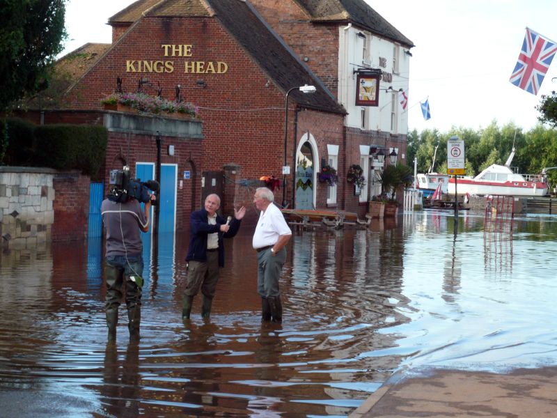 2007 River Severn floods - an ITV interview in the flood water © Wikipedia (CCL)